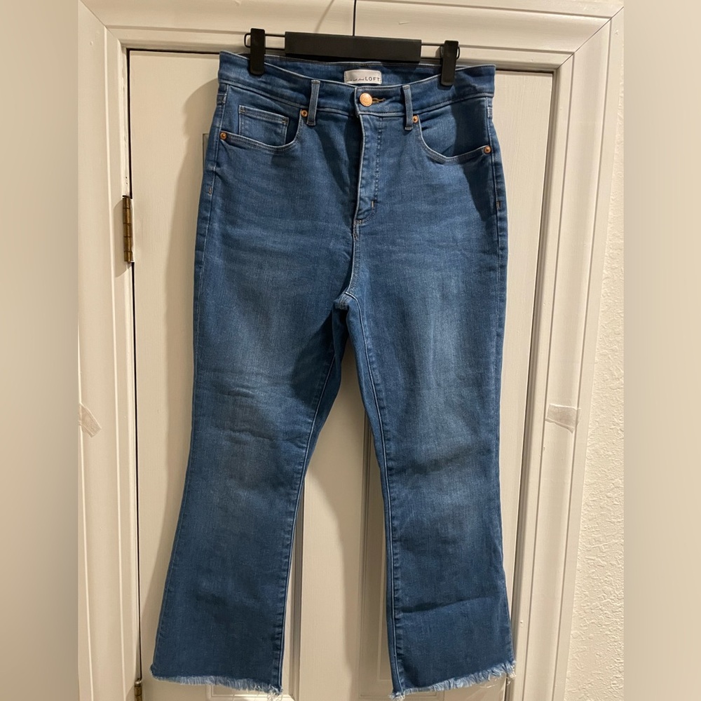 LOFT Curvy High waist Flare Crop jeans. Women’s size 29/8